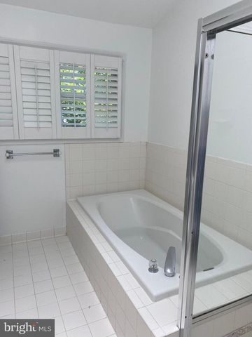 6212 SQUIRES HILL DR, Falls Church, VA 22044