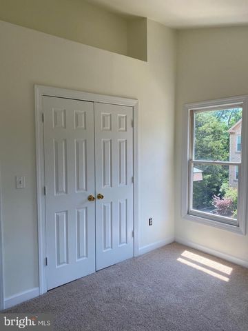 6212 SQUIRES HILL DR, Falls Church, VA 22044