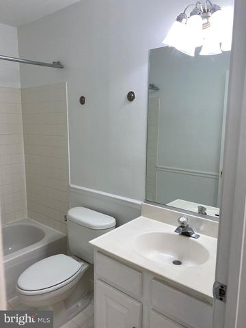 6212 SQUIRES HILL DR, Falls Church, VA 22044