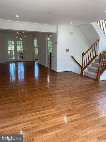 6212 SQUIRES HILL DR, Falls Church, VA 22044