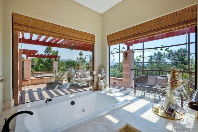 2736 Via Chinarros, Alpine, CA 91901