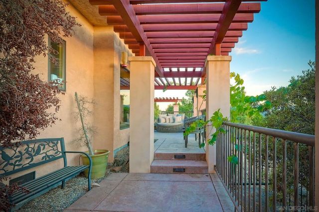 2736 Via Chinarros, Alpine, CA 91901