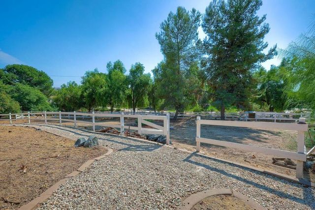 2736 Via Chinarros, Alpine, CA 91901
