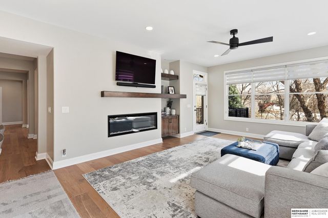 559 S 182 Street, Omaha, NE 68022