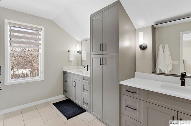 559 S 182 Street, Omaha, NE 68022