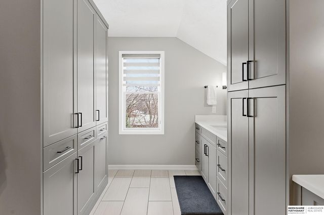 559 S 182 Street, Omaha, NE 68022