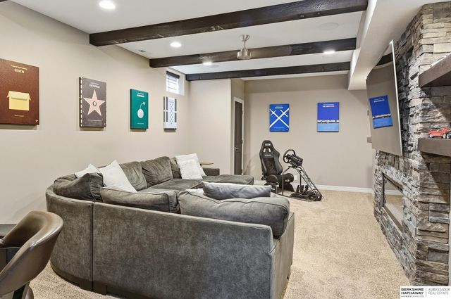 559 S 182 Street, Omaha, NE 68022