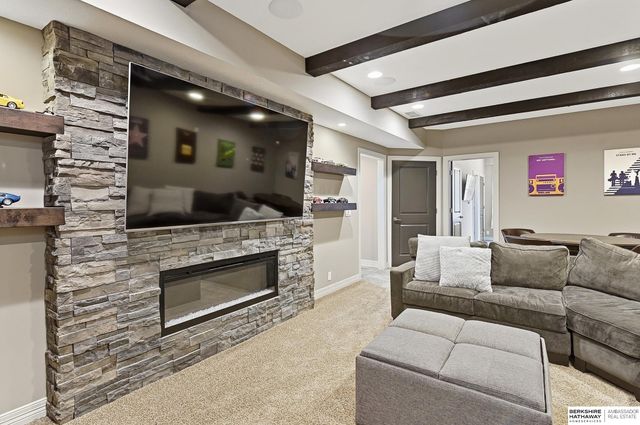 559 S 182 Street, Omaha, NE 68022