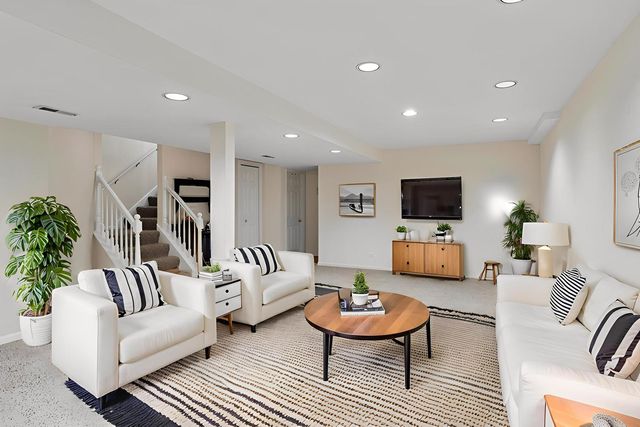 2S744 Lakeside Drive, Glen Ellyn, IL 60137