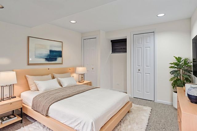 2S744 Lakeside Drive, Glen Ellyn, IL 60137