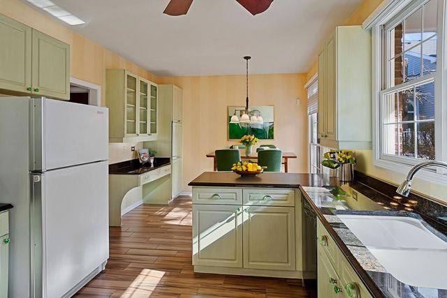 2S744 Lakeside Drive, Glen Ellyn, IL 60137