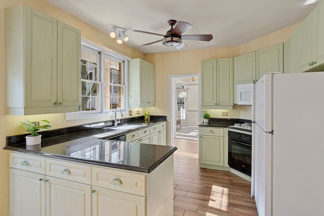 2S744 Lakeside Drive, Glen Ellyn, IL 60137