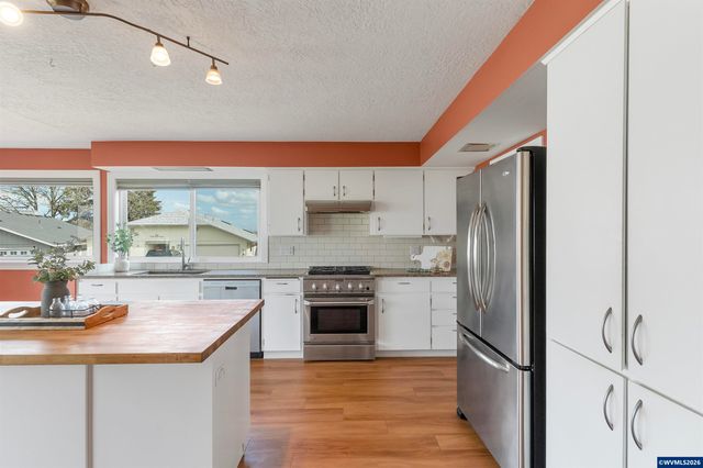 1694 Sunrise Cir NW, Salem, OR 97304