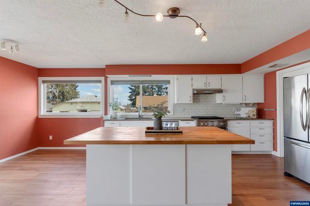 1694 Sunrise Cir NW, Salem, OR 97304