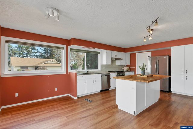 1694 Sunrise Cir NW, Salem, OR 97304