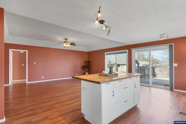 1694 Sunrise Cir NW, Salem, OR 97304