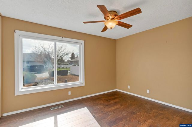 1694 Sunrise Cir NW, Salem, OR 97304