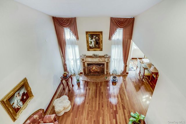 60 Chestnut Lane, Woodbury, NY 11797