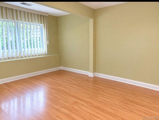 60 Chestnut Lane, Woodbury, NY 11797