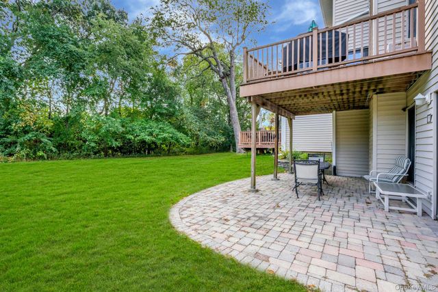 60 Chestnut Lane, Woodbury, NY 11797