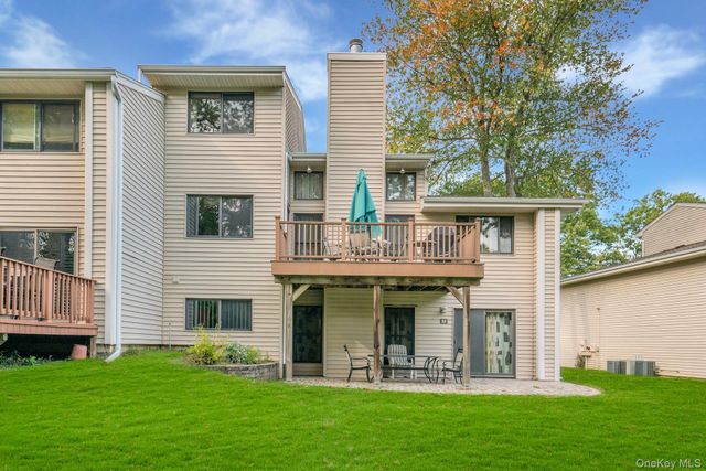 60 Chestnut Lane, Woodbury, NY 11797