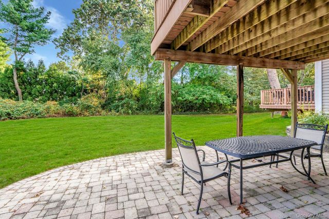 60 Chestnut Lane, Woodbury, NY 11797