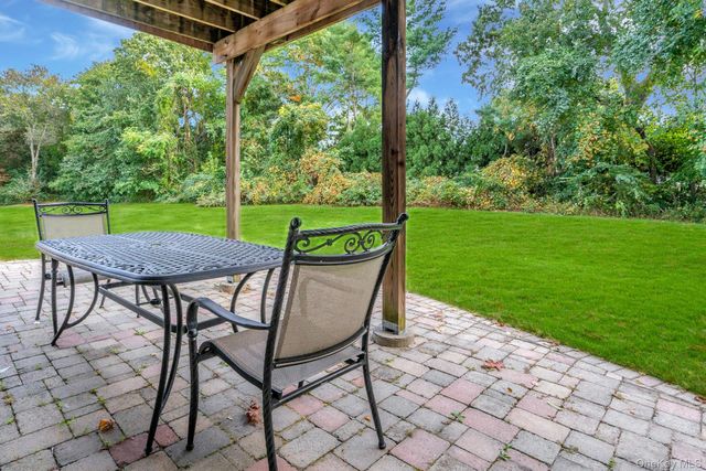 60 Chestnut Lane, Woodbury, NY 11797