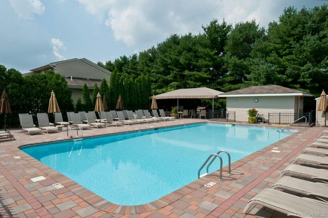 60 Chestnut Lane, Woodbury, NY 11797