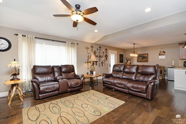 5632 Legends View Drive, Wamego, KS 66547