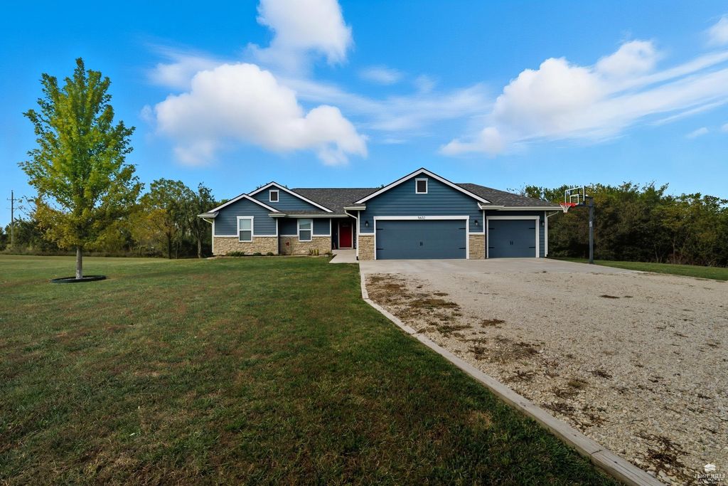 5632 Legends View Drive, Wamego, KS 66547