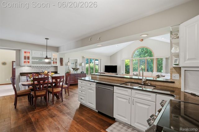 16141 W Blue Skies Drive, Livonia, MI 48154