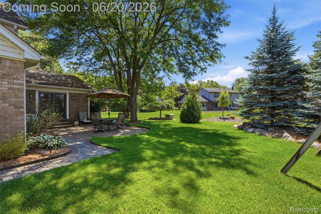 16141 W Blue Skies Drive, Livonia, MI 48154