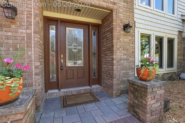 16141 W Blue Skies Drive, Livonia, MI 48154