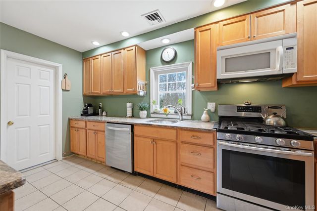 21 King Street, Hampton Bays, NY 11946