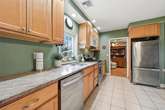 21 King Street, Hampton Bays, NY 11946