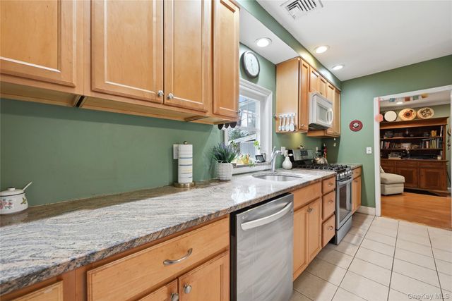 21 King Street, Hampton Bays, NY 11946