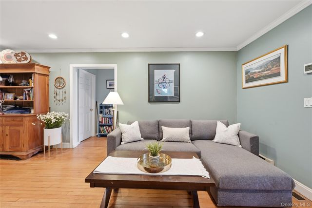 21 King Street, Hampton Bays, NY 11946