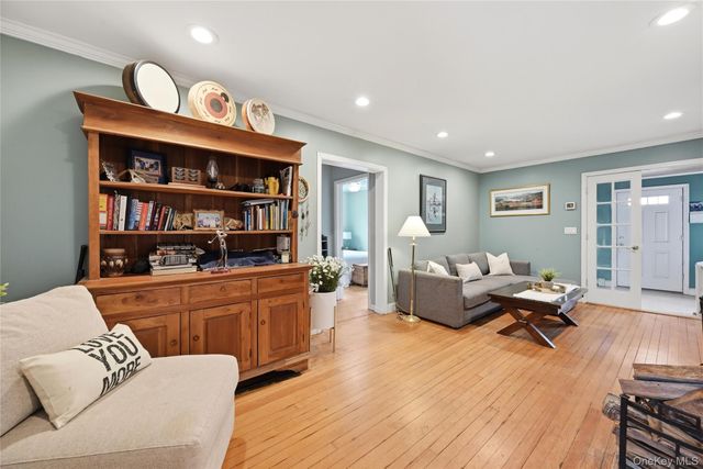 21 King Street, Hampton Bays, NY 11946