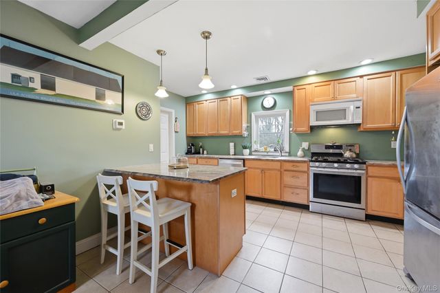 21 King Street, Hampton Bays, NY 11946