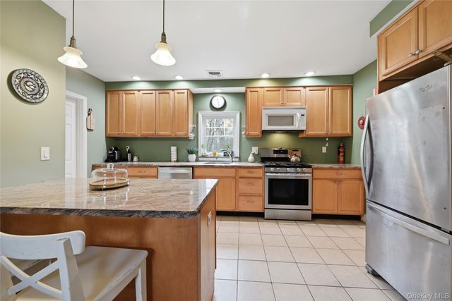 21 King Street, Hampton Bays, NY 11946