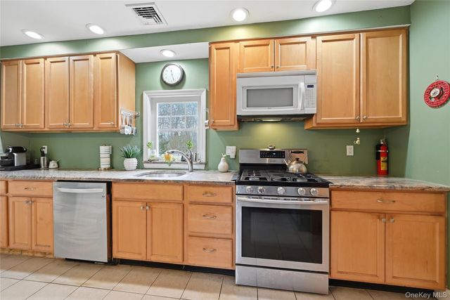 21 King Street, Hampton Bays, NY 11946