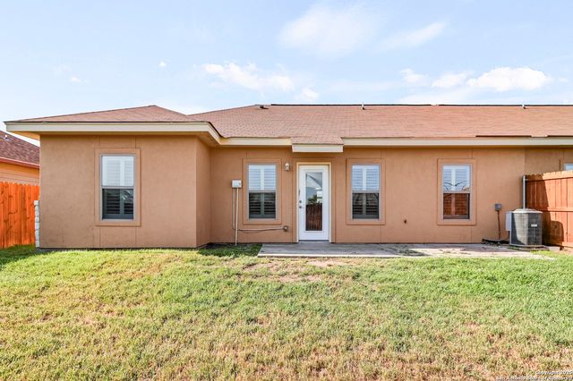 118 Navarro Xing Unit 1B, Seguin, TX 78155