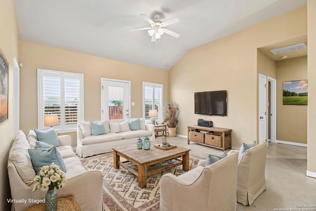 118 Navarro Xing Unit 1B, Seguin, TX 78155