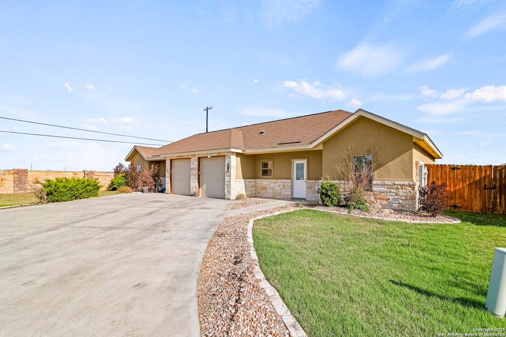 118 Navarro Xing Unit 1B, Seguin, TX 78155