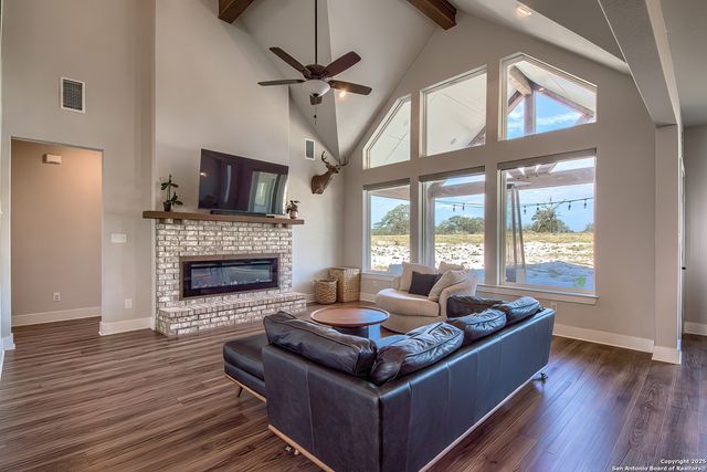 232 Scenic Hills Dr, La Vernia, TX 78121