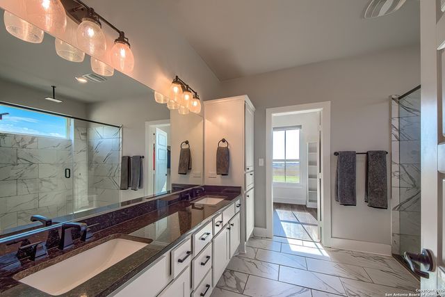232 Scenic Hills Dr, La Vernia, TX 78121