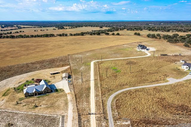 232 Scenic Hills Dr, La Vernia, TX 78121