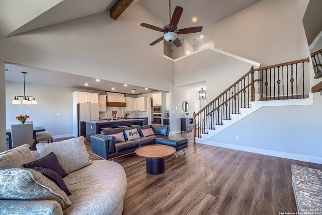 232 Scenic Hills Dr, La Vernia, TX 78121