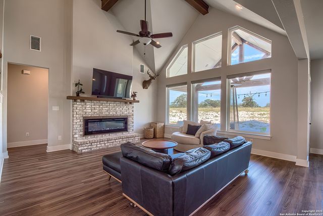 232 Scenic Hills Dr, La Vernia, TX 78121