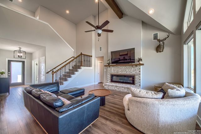 232 Scenic Hills Dr, La Vernia, TX 78121